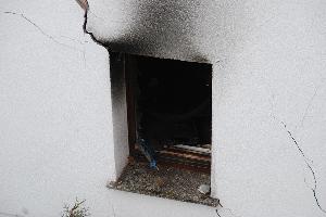 Bild: Tiefe Risse ziehen sich über die gesamte Gebäudefront (Foto: Jürgen Jung)