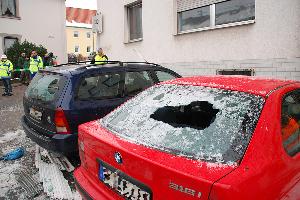 Bild: Auch in der Nähe geparkte Fahrzeuge wurden durch umherfliegende Trümmerteile beschädigt (Foto: Jürgen Jung)