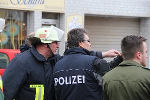 Bild: Wehrführer Klaus Theis im Gespräch mit Beamten der Polizei