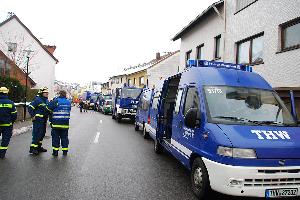 Bild: Das THW rückte mit zahlreichen Helfern an, um das einsturzgefährdete Gebäude zu sichern (Foto: Jürgen Jung)