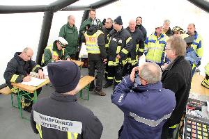 Bild: Lagebesprechung mit Vertretern von Feuerwehr, Polizei, THW, DRK sowie Energieversorger und der unteren Bauaufsichtsbehörde