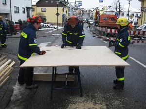 Bild: Das THW sicherte Glasscheiben im Seniorenheim St. Josef für den Fall, dass Teile des Gebäudes einstürzen