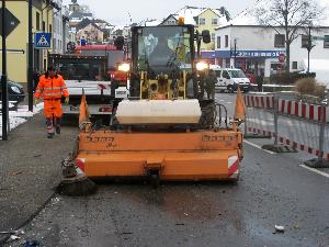 Bild: Mit der Kehrmaschine des Gemeindebauhofs wurde die Fahrbahn vor dem Schadensobjekt gereinigt