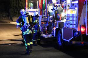 Bild: Der Angriffstrupp rüstet sich mit Atemschutzgeräten aus