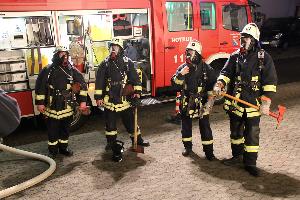 Bild: Weitere Trupps stehen vor dem Gebäude in Bereitschaft