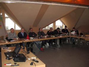 Bild: Löschbezirksführer, stellvertretende Löschbezirksführer bzw. Vertreter aller acht Löschbezirke der Gemeinde Eppelborn waren vertreten.
Von li. nach re.: Hierscheid, Humes, Bubach-Calmesweiler, Dirmingen, …..