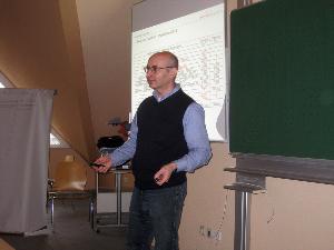 Bild: Moderation der Klausurtagung - unterstützt durch Karten, Planunterlagen und EDV-Präsentationen wurde im offenen Gesprächsaustausch die Tagesordnung abgearbeitet.