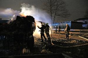 Bild: Unter Atemschutz wurde der Brand gelöscht