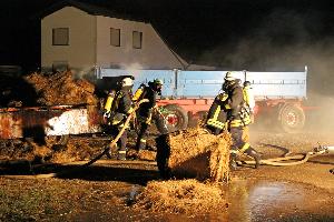 Bild: Die Ballen mussten auseinander gezogen und Glutnestern abgelöscht werden