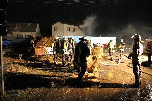 Bild: Einsatzkräfte bei den Nachlöscharbeiten