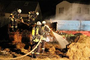 Bild: Einsatzkräfte bei den Nachlöscharbeiten