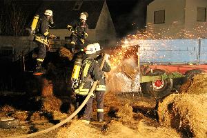 Bild: Mehrere Trupps unter Atemschutz zogen das Stroh auseinander und löschten letzte Glutnester