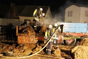 Bild: Mehrere Trupps unter Atemschutz zogen das Stroh auseinander und löschten letzte Glutnester