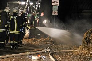 Bild: Einsatzkräfte bei den Nachlöscharbeiten