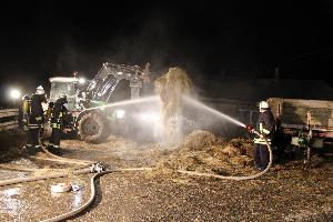 Bild: Einsatzkräfte bei den Nachlöscharbeiten