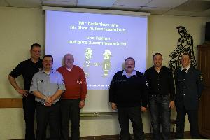 Bild: Löschbezirks- und Wehrführung zusammen mit den Fachberatern des THW