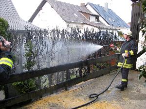 Bild: Nachlöscharbeiten und Kontrolle mit der Wärmebildkamera