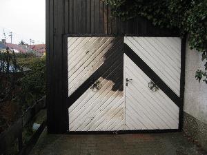 Bild: Durch Flammen und Hitze wurde das Garagentor der angrenzenden Garage in Mitleidenschaft gezogen