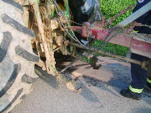 Bild: Eine gerissene Hydraulikleitung an einem landwirtschaftlichen Anhänger verursachte eine dicke Ölspur auf der B269