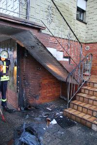 Bild: Die Abfallbehälter waren unter diesem Treppenaufgang abgestellt