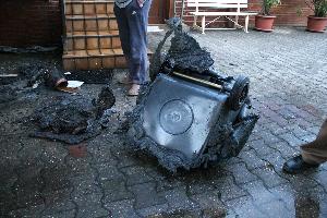 Bild: Von den Mülltonnen und ihrem Inhalt blieb nicht mehr viel übrig