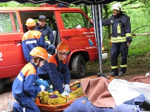 Bild: Die Jugendfeuerwehrleute mussten auch professionelle Erste Hilfe leisten