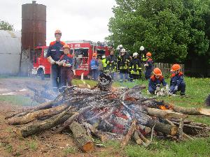 Bild: Die Betreuer hatten ein echtes Feuer vorbereitet, dass von den Jugendfeuerwehrleuten gelöscht werden musste