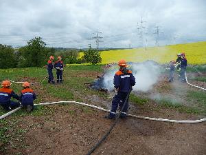 Bild: Löschangriff auf dem Wackenberg in Humes