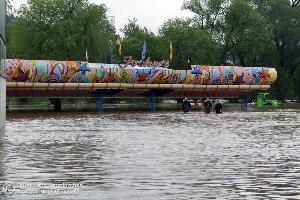 Bild: Bei der Sicherung eines notgedrungen im Blieshochwasser zurückgelassenen Autoscooters auf dem Wiebelskircher Festplatz arbeiten Feuerwehren aus Neunkirchen und Bildstock, das DLRG aus Eppelborn und Illingen sowie das THW aus Spiesen-Elversberg Hand in Hand zusammen. (Foto: Christopher Benkert - Feuerwehr Neunkirchen)
