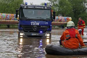 Bild: Bei der Sicherung eines notgedrungen im Blieshochwasser zurückgelassenen Autoscooters auf dem Wiebelskircher Festplatz arbeiten Feuerwehren aus Neunkirchen und Bildstock, das DLRG aus Eppelborn und Illingen sowie das THW aus Spiesen-Elversberg Hand in Hand zusammen. (Foto: Christopher Benkert - Feuerwehr Neunkirchen)