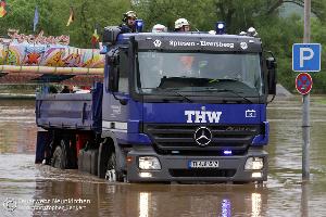 Bild: Bei der Sicherung eines notgedrungen im Blieshochwasser zurückgelassenen Autoscooters auf dem Wiebelskircher Festplatz arbeiten Feuerwehren aus Neunkirchen und Bildstock, das DLRG aus Eppelborn und Illingen sowie das THW aus Spiesen-Elversberg Hand in Hand zusammen. (Foto: Christopher Benkert - Feuerwehr Neunkirchen)
