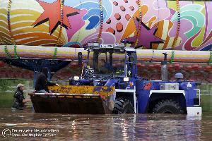 Bild: Bei der Sicherung eines notgedrungen im Blieshochwasser zurückgelassenen Autoscooters auf dem Wiebelskircher Festplatz arbeiten Feuerwehren aus Neunkirchen und Bildstock, das DLRG aus Eppelborn und Illingen sowie das THW aus Spiesen-Elversberg Hand in Hand zusammen. (Foto: Christopher Benkert - Feuerwehr Neunkirchen)
