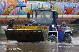 Bild: Bei der Sicherung eines notgedrungen im Blieshochwasser zurückgelassenen Autoscooters auf dem Wiebelskircher Festplatz arbeiten Feuerwehren aus Neunkirchen und Bildstock, das DLRG aus Eppelborn und Illingen sowie das THW aus Spiesen-Elversberg Hand in Hand zusammen. (Foto: Christopher Benkert - Feuerwehr Neunkirchen)