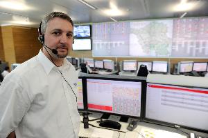 Bild: Die Rettungsleitstelle der Winterbergklinik in Saarbrücken wird am Montag (27.05.2013) eingeweiht. Im Bild: Holger Steffen, Schichtführer der Rettungsleitstelle. (Foto: Becker&Bredel)