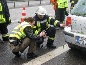 Bild: Begutachtung der Schäden und Spurensicherung durch die Polizei