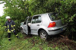 Bild: Der Fahrer dieses VW Golf wurde von einem anderen Fahrzeug abgedrängt und landete in der Böschung neben der Autobahn