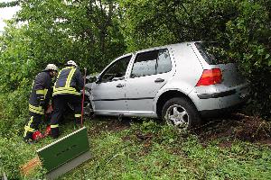 Bild: Die Einsatzkräfte klemmten die Fahrzeugbatterie ab