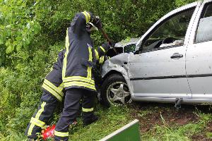 Bild: Die Einsatzkräfte klemmten die Fahrzeugbatterie ab