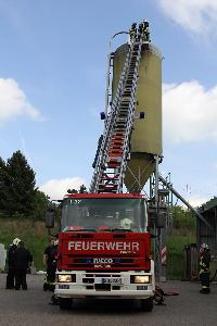 Bild: An einem Silo auf dem Gemeindebauhof konnte mit der Drehleiter geübt werden