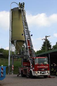 Bild: An einem Silo auf dem Gemeindebauhof konnte mit der Drehleiter geübt werden