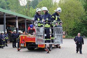 Bild: Bis zu drei Einsatzkräften haben im Korb der Drehleiter Platz