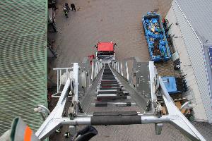 Bild: Nicht zu unterschätzen: Blick aus dem Korb der Drehleiter auf den Leiterpark