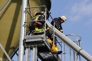 Bild: Eine Übungspuppe auf einem Podest musste mit der Drehleiter gerettet werden