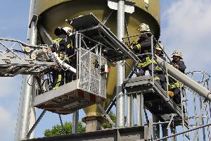Bild: Die Drehleiter bringt die Krankentrage zum Einsatzort auf dem Podest