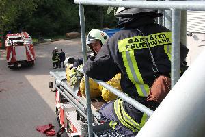 Bild: Das Umlagern des Patienten in luftiger Höhe bei wenig Platz konnte geübt werden