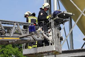 Bild: Mit der Krankentragenhalterung am Korb der Drehleiter kann ein Patient sicher liegend aus Höhen gerettet werden