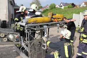 Bild: Angekommen auf dem Boden: Die Trage kann entnommen werden