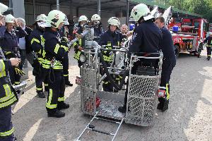 Bild: Eine weitere Einsatzmöglichkeit der Drehleiter: Am Korb kann mit wenigen Handgriffen zur Brandbekämpfung ein Wenderohr montiert werden