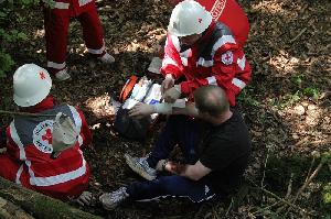 Bild: Versorgung einer verletzen Person