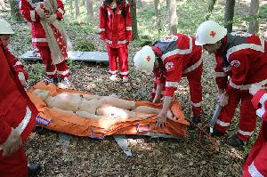 Bild: umbetten der Person von einer Schaufeltrage auf eine Vakuummatratze